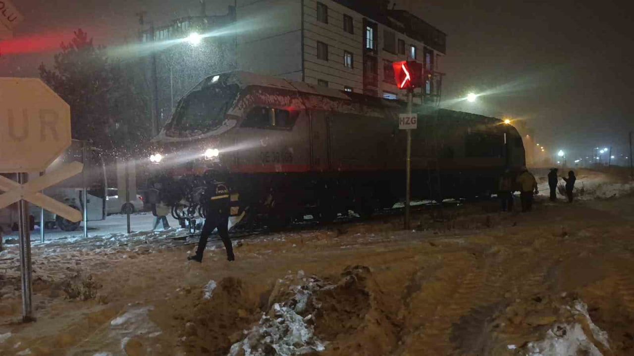 Kars’ta hemzemin geçitte lokomotif çarptı: 16 yaşındaki çocuk yaralandı