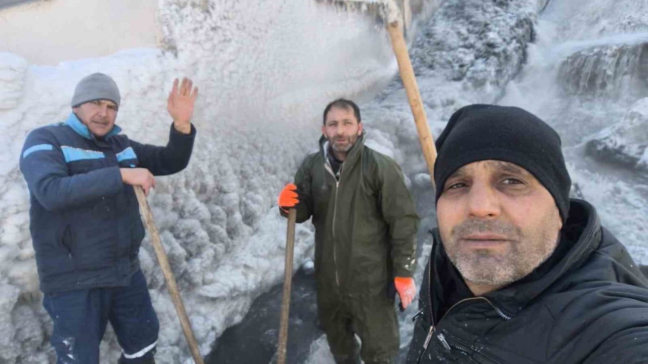 Kars'ta HES'te Eksi 30'da 'Buz Kırma' Mesaisi