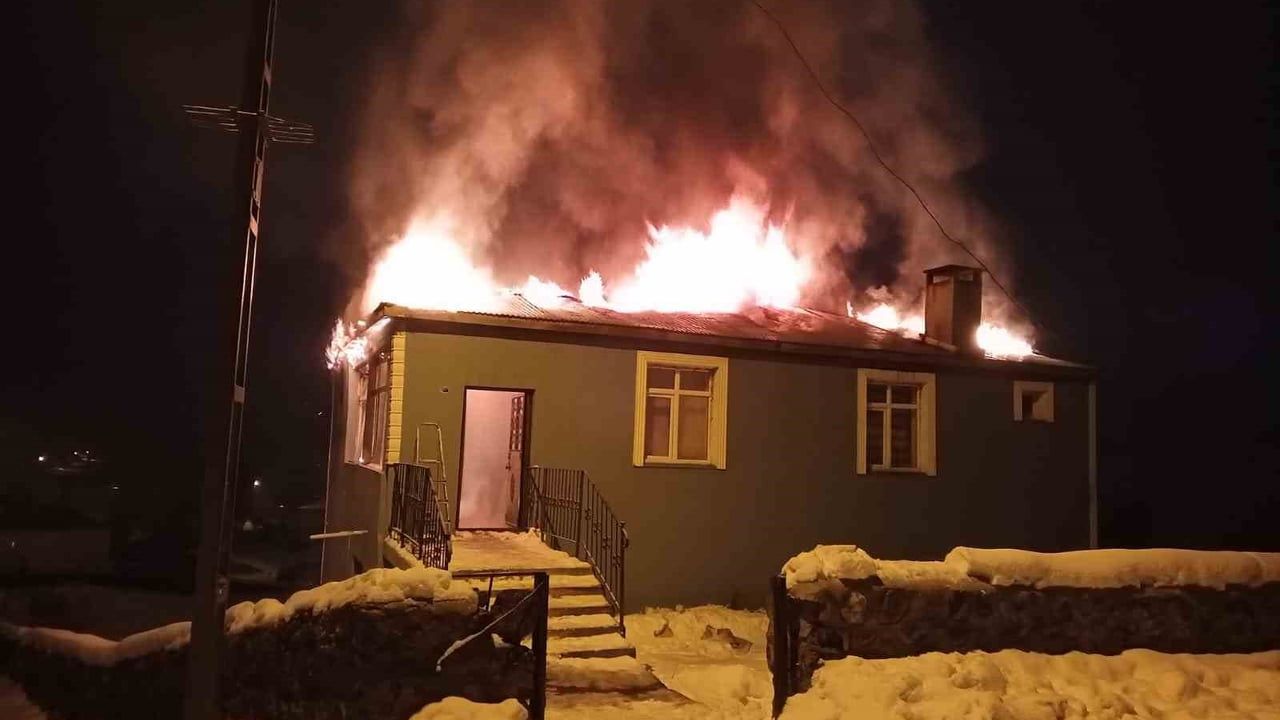 Kars'ta imam evi alevlere teslim oldu | Geçit Köyü