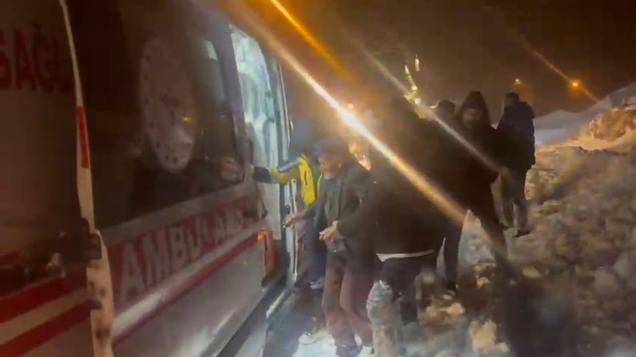 Kars’ta Kar Engelini Aşan Ekipler Hastayı Hastaneye Ulaştırdı