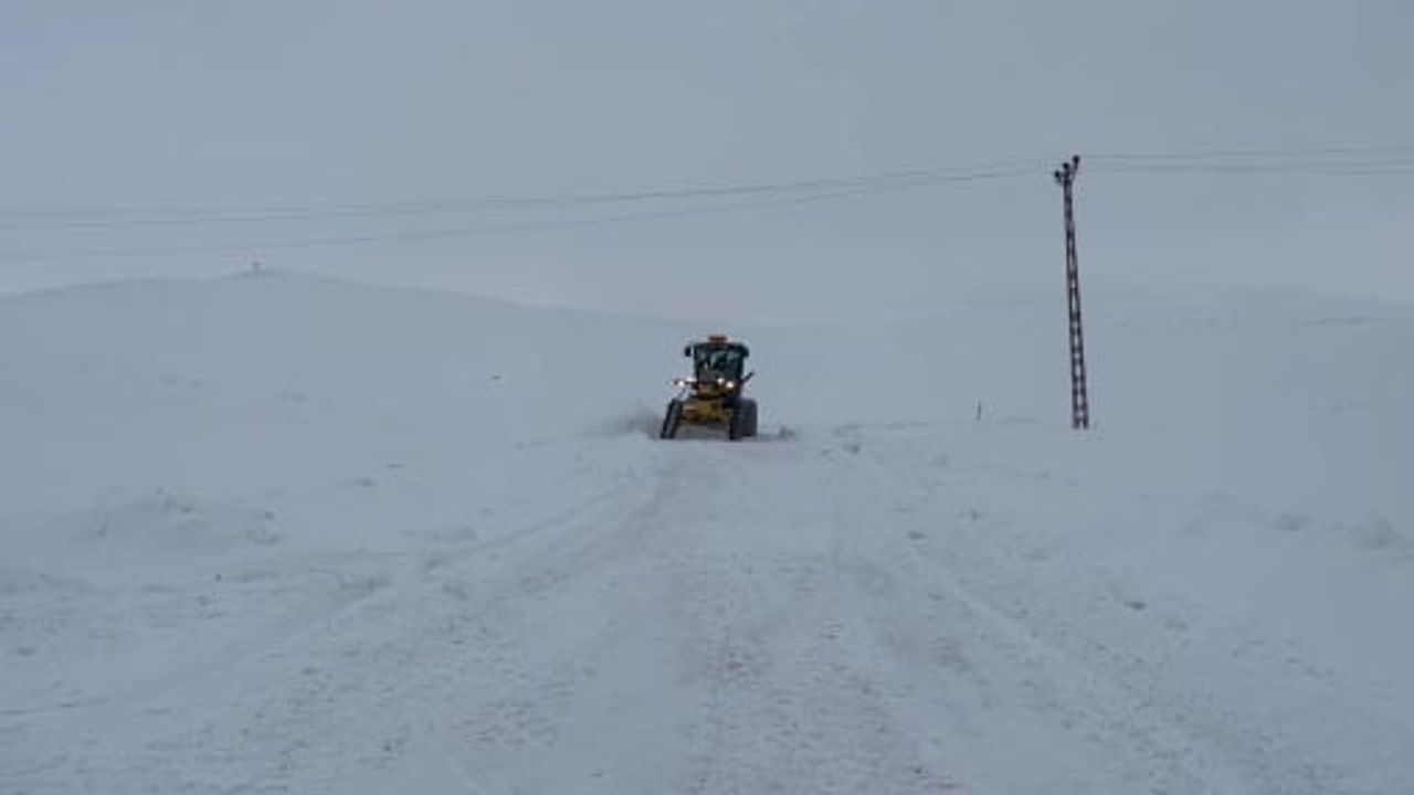 Kars’ta Kar Kaplanları 2 bin 100 Rakımda Gece Gündüz Karla Mücadelede
