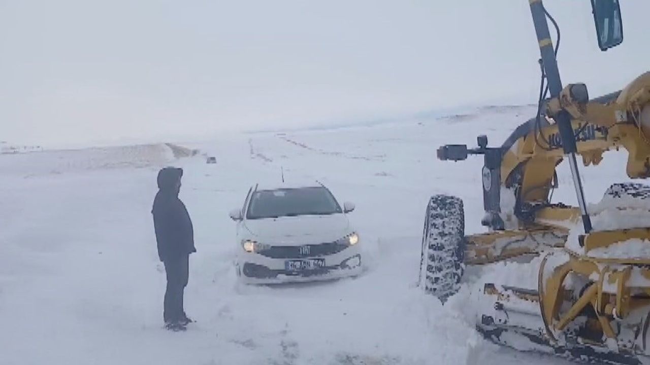 Kars'ta 'Kar Kaplanları' Ambulanslara İmdat