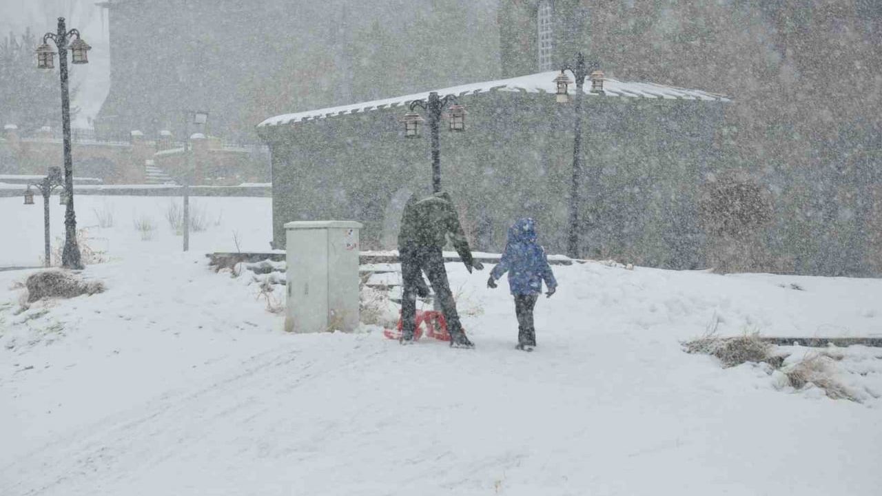 Kars'ta Kar Masalı: Tarihi Yapılar Kartpostallık Görüntüler Oluşturdu