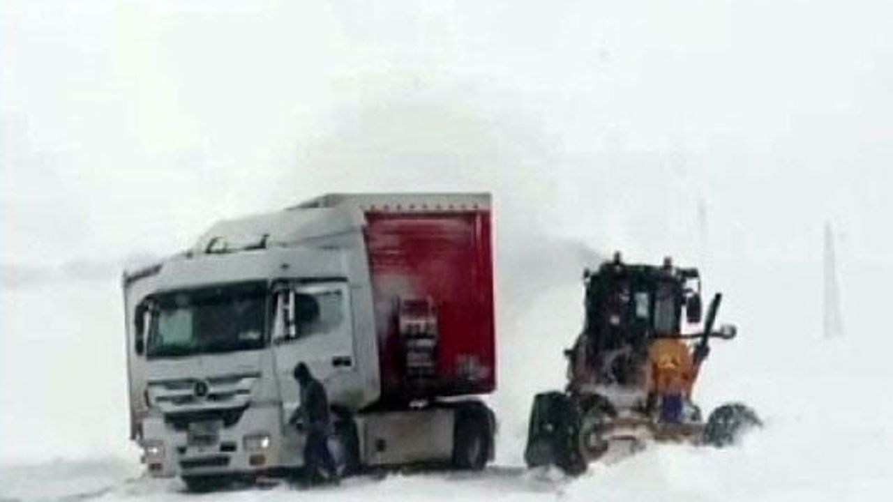 Kars’ta Kar ve Tipi Ulaşımı Aksattı