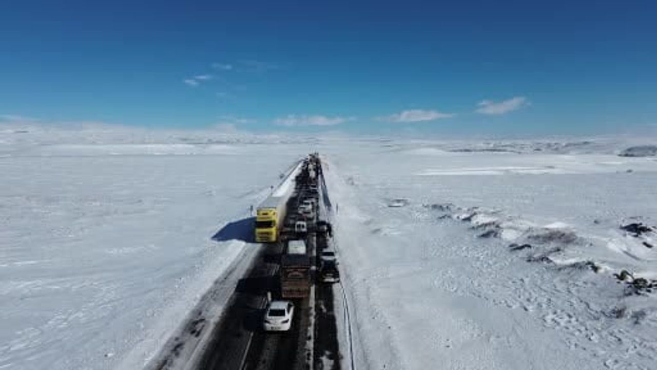 Kars’ta Kayan Tır Yolu Kapattı; Karayolu Yeniden Ulaşıma Açıldı