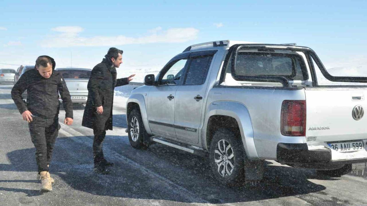 Kars’ta Kayan Tır Yolunu Kapattı: Karayolu Yeniden Ulaşıma Açıldı