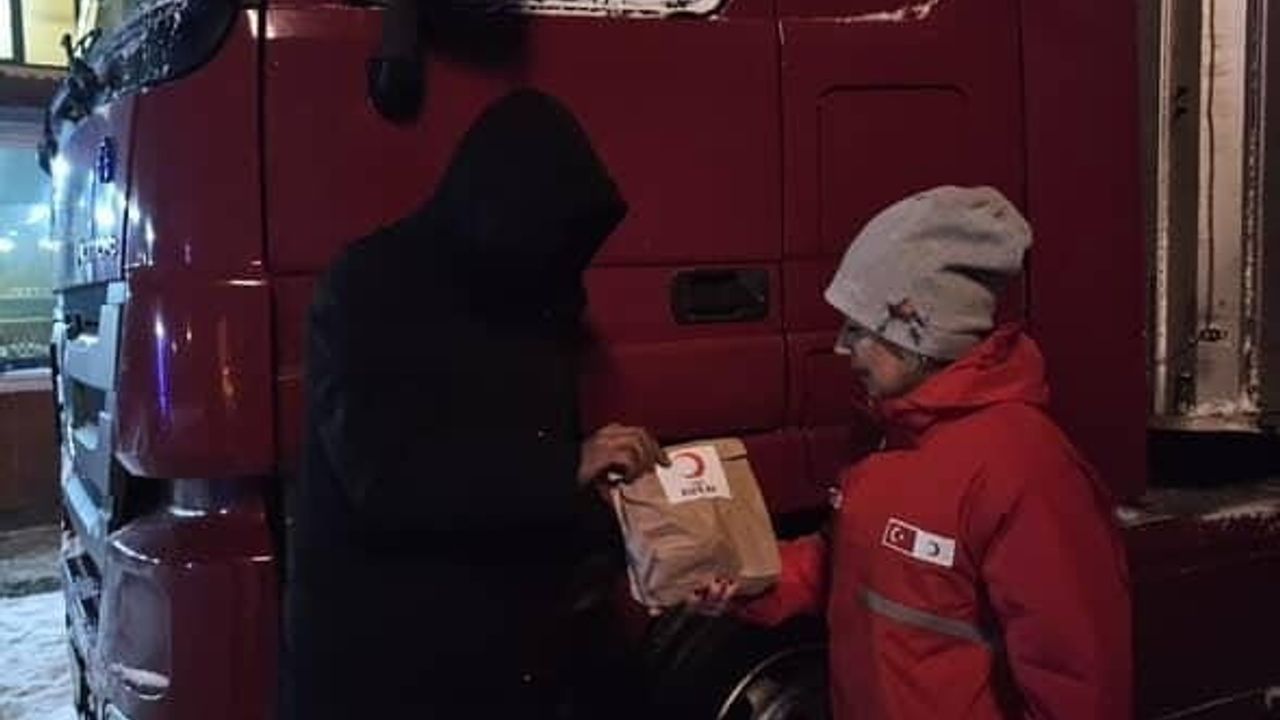 Kars'ta Kızılay'dan 'İç Isıtan' Destek: Kar ve Tipide Mahsur Kalanlara Şefkat Eli