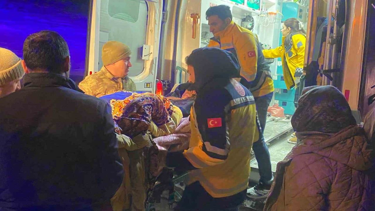 Kars’ta Mehmetçik paletli kar aracıyla yaşlı hastayı hastaneye yetiştirdi