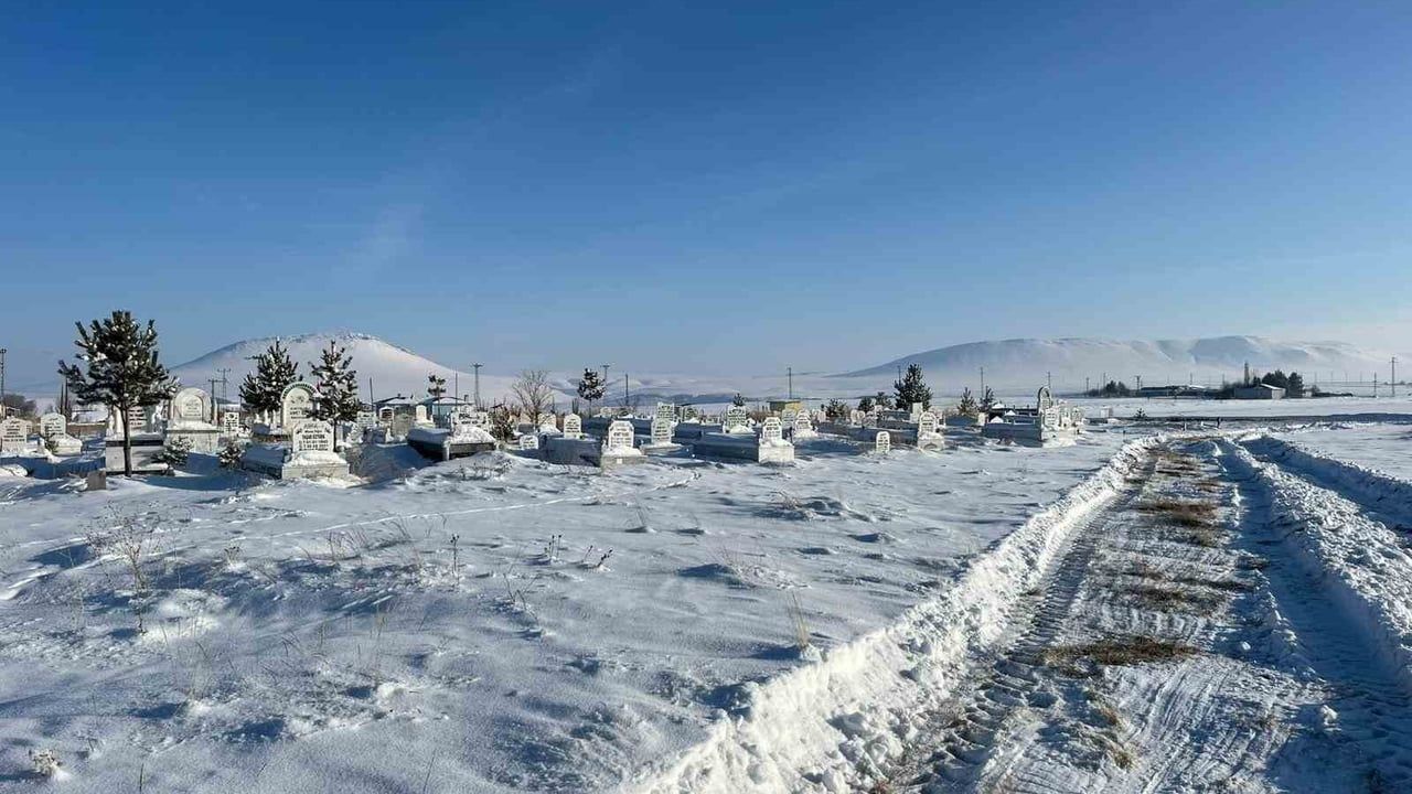 Kars'ta Örnek Davranış: İnan Aydın Duraklı Mezarlık Yolunu Traktörle Açtı