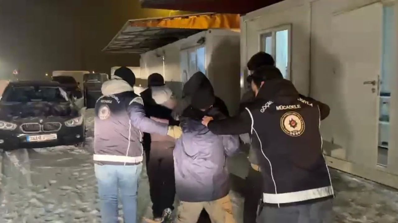 Kars’ta Saman Balyalarından 3 Kaçak Göçmen Çıktı: Sürücü H.P. Tutuklandı