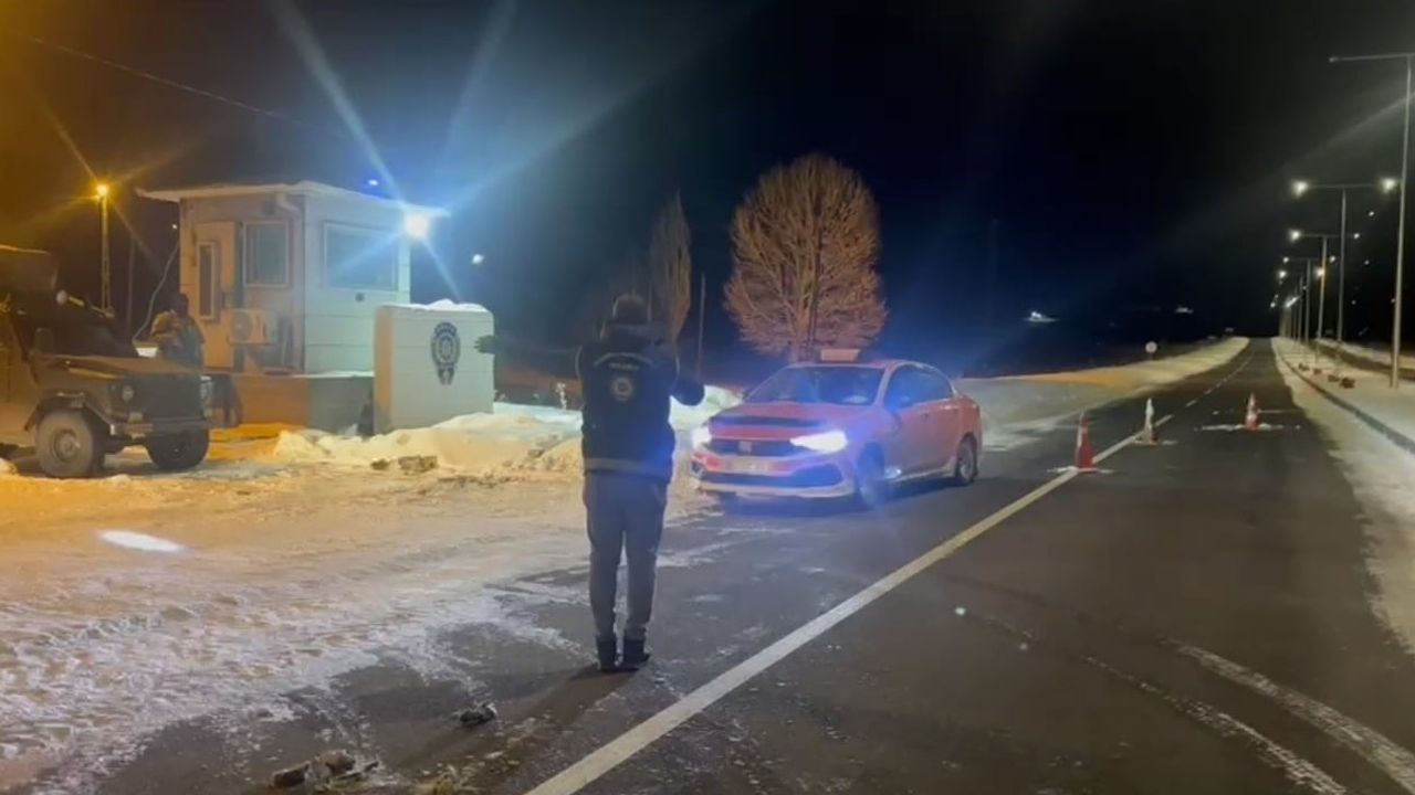 Kars'ta Taksi Bagajında 2 Düzensiz Göçmen; 2 Organizatör Tutuklandı