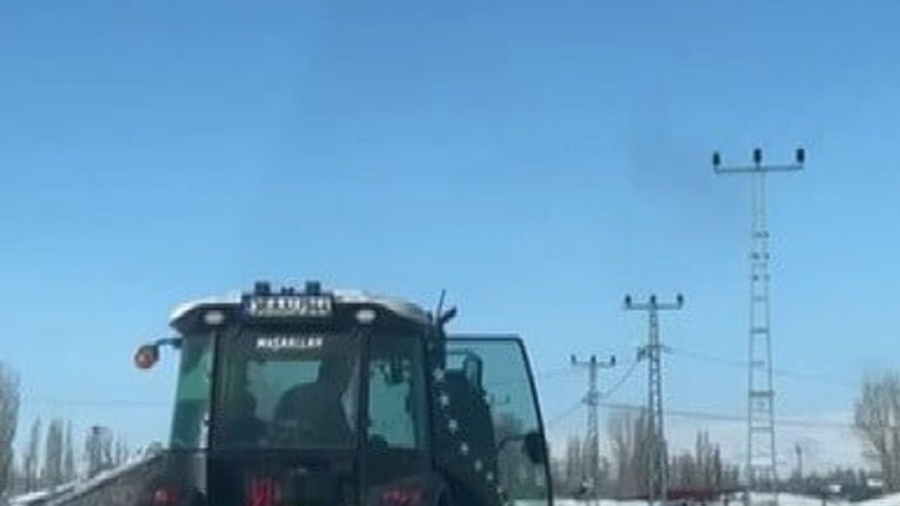 Kars'ta Tipi Nedeniyle Kara Saplanan Araçlar Traktör ve İş Makinesiyle Kurtarıldı