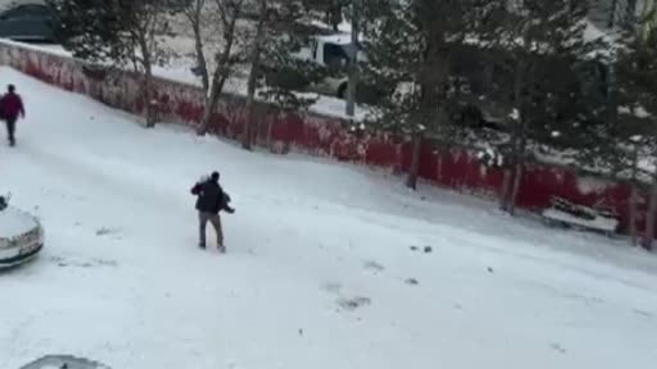 Kars’ta Vefa Anı: Oğlu Annesini Kucağında Taşıdı, Görüntüler Viral Oldu