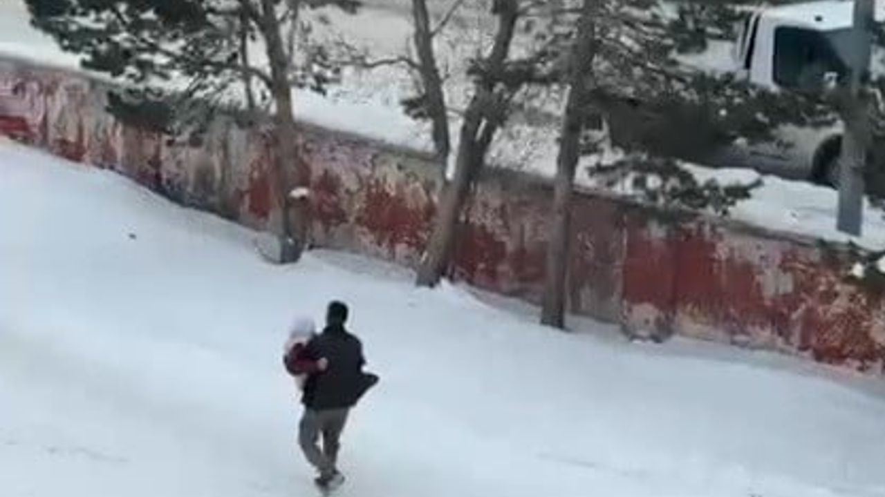 Kars'ta vefa: Selim'de oğlu rahatsızlanan annesini kucağında taşıdı