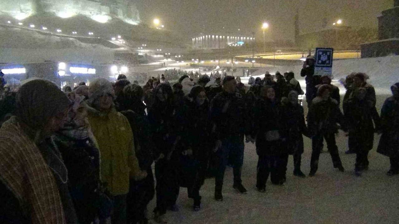 Kars’ta Yeni Yıl Coşkusu: Lapa Lapa Kar Altında Halay