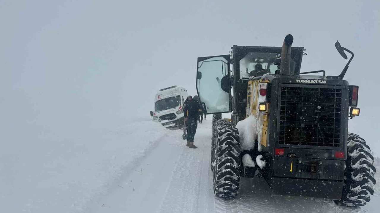 Kars'ta Yoğun Kar: İl Özel İdaresi Ambulansları Köyden Kurtardı