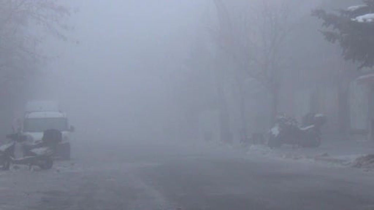 Kars’ta Yoğun Sis Hayatı Felç Etti: Uçuşlar Gecikmeli