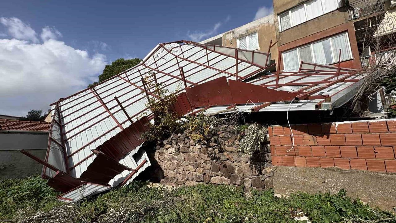 Karşıyaka'da Fırtına: 4 Katlı Binanın Metal Çatısı Uçtu