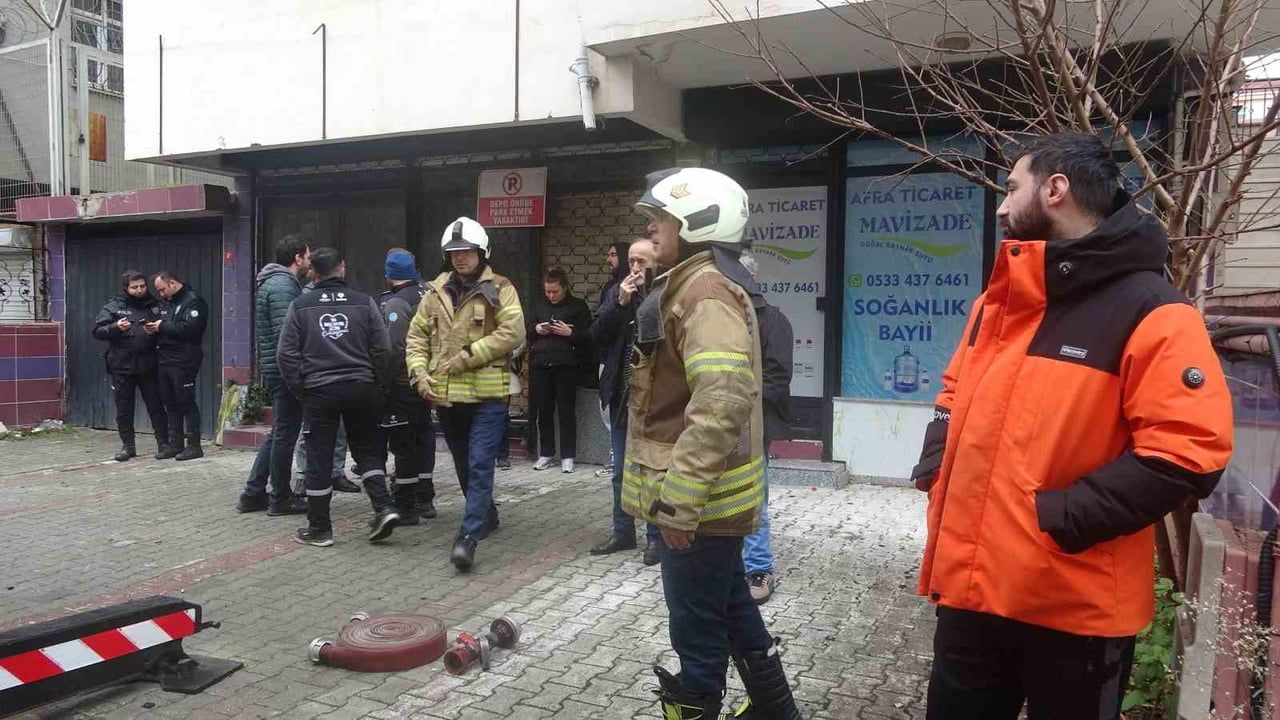Kartal'da Çatı Katı Yangını: İtfaiye Hızlı Müdahale Etti
