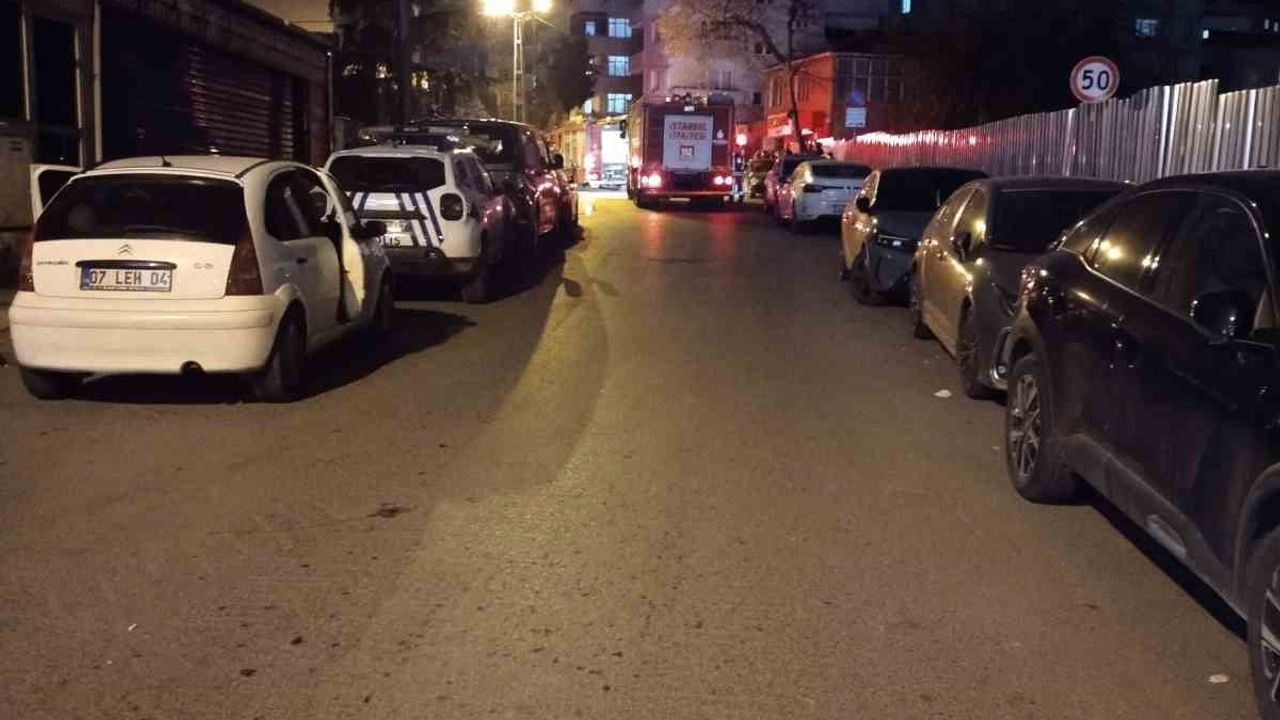 Kartal'da Çatı Yangını: 5 Katlı Bina İtfaiyeyle Söndürüldü