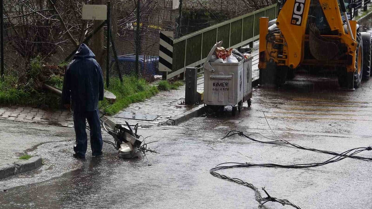Kartal'da hafriyat kamyonu elektrik tellerine takıldı: Olay ucuz atlatıldı
