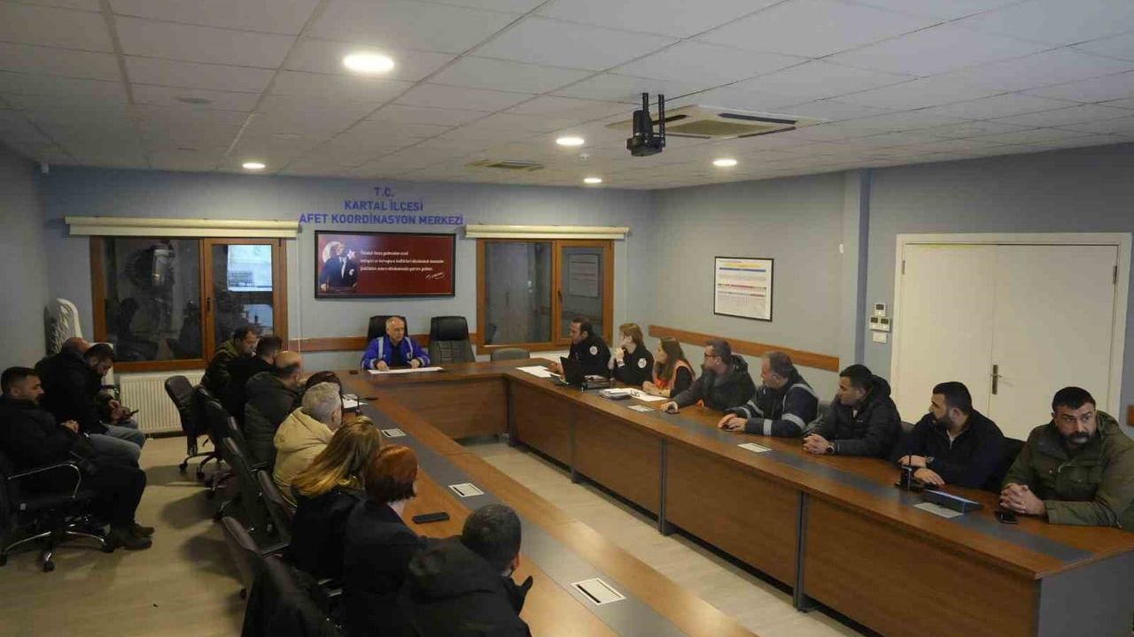 Kartal'da kar alarmı: 50 araç, 150+ personel göreve hazır