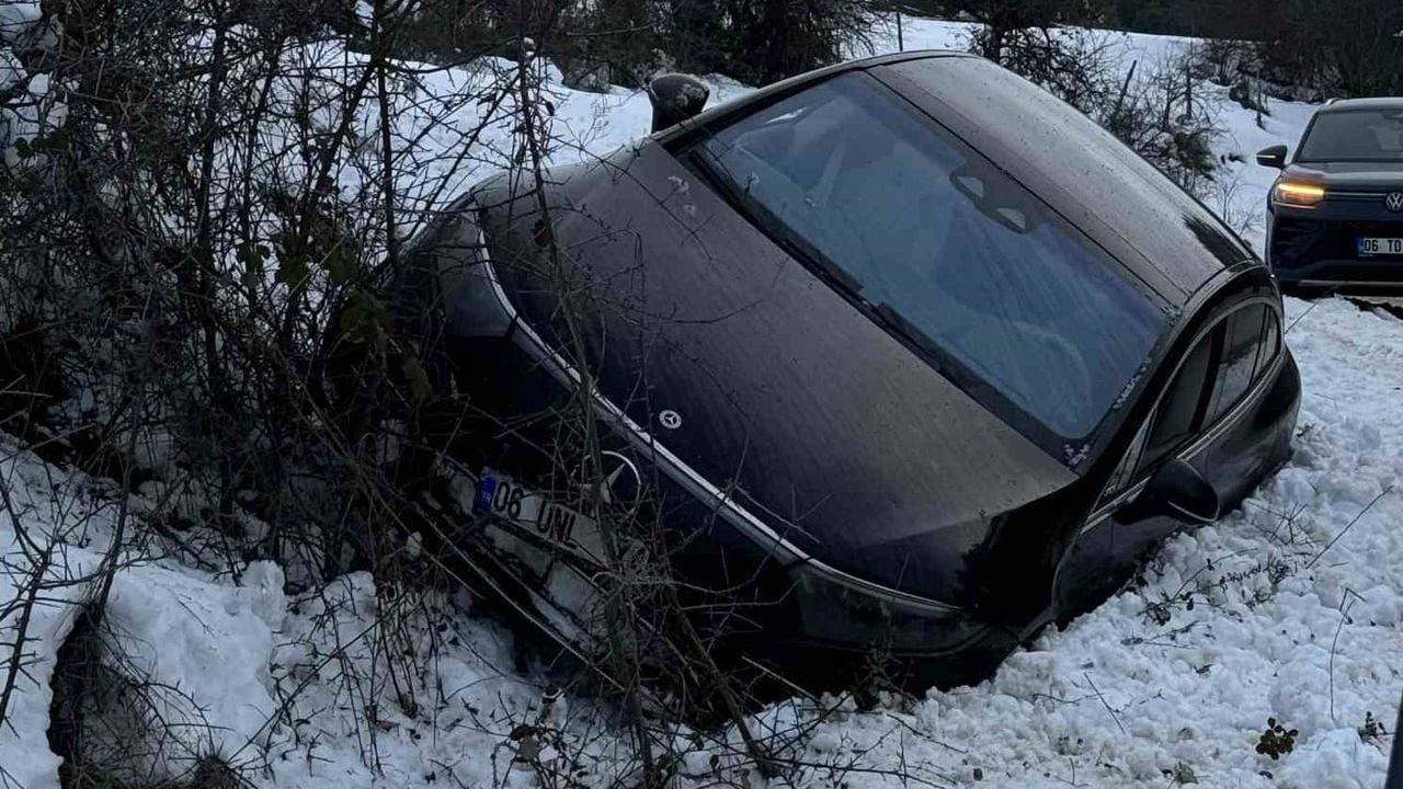Kartalkaya'da Lüks Araç Kara Saplandı — 06 UNL 74