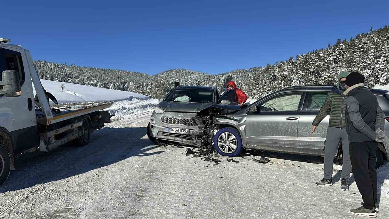 Kartalkaya yolunda iki cip kafa kafaya çarpıştı — Yaralanma yok