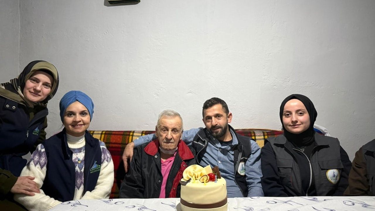 Kartepe'de Alo Evlat Ekipleri Yılbaşında Yaşlıları Unutmadı