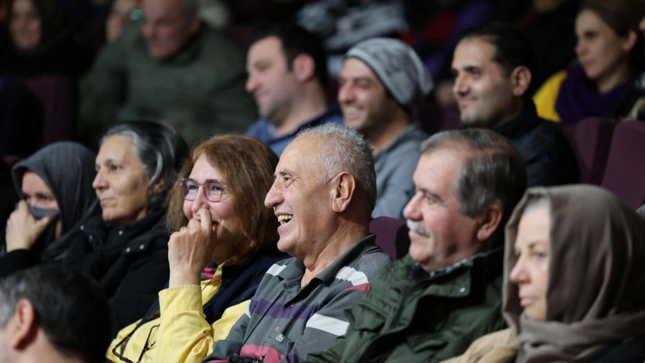 Kartepe'de 'Anlat Bakalım' Tiyatro Oyunu İlgiyle Sahnelendi