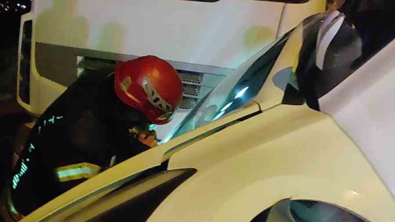 Kartepe'de Bariyerlerde 15 Metre Sürüklenen Otomobil Park Halindeki Tıra Çarptı — 4 Yaralı