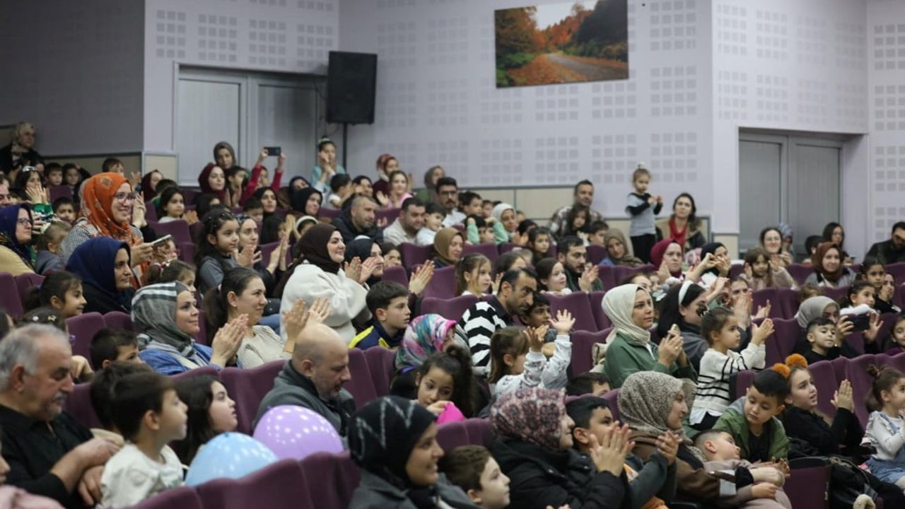 Kartepe'de Yarıyıl Coşkusu: Karlar Diyarı Tiyatrosu