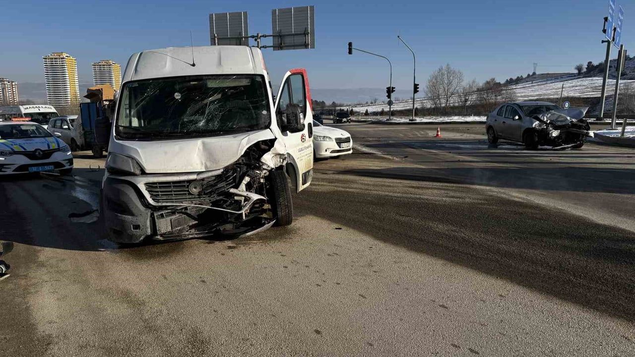 Kastamonu'da Doğu Çevre Yolu'nda Kaza: Minibüs ile Otomobil Çarpıştı — 1 Yaralı