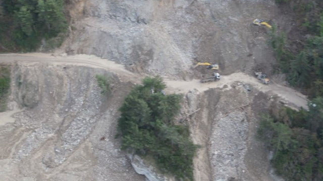 Kastamonu'da Heyelan İnebolu-Doğanyurt-Cide Yolunu Kapattı