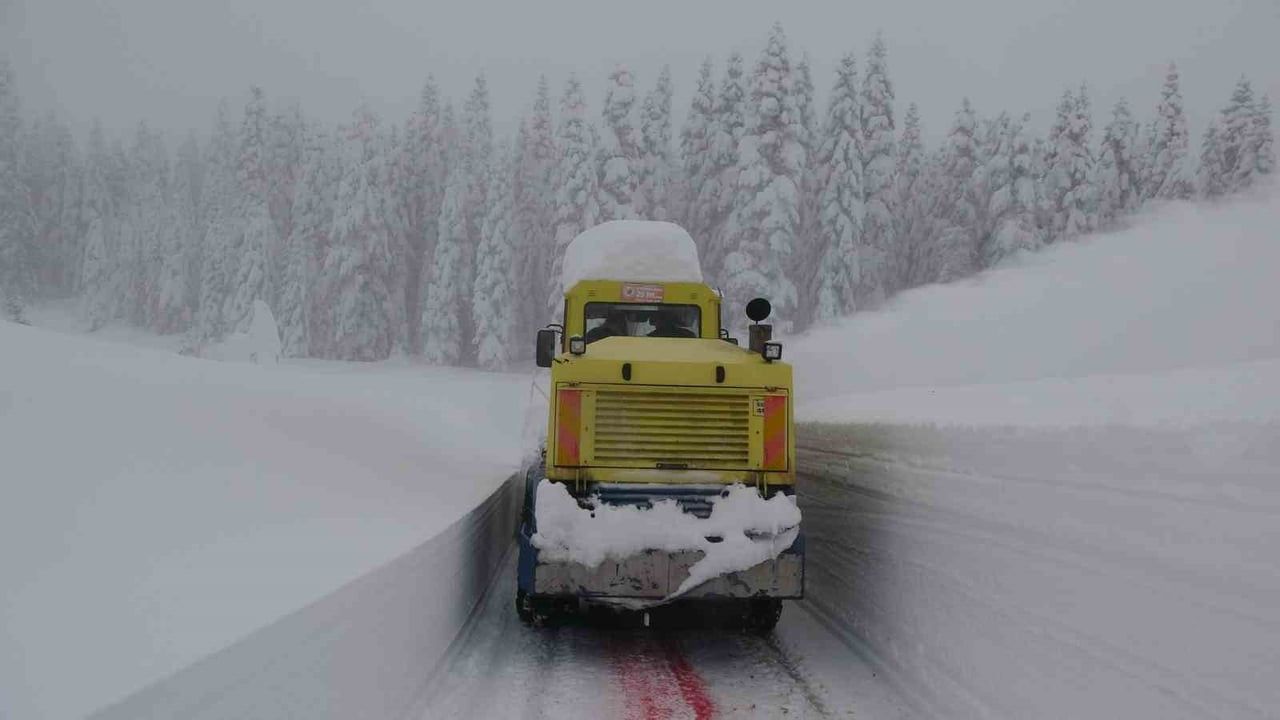 Kastamonu'da 'Kar Savaşçıları' 1,5 Metrelik Karda Köy Yollarını Açıyor