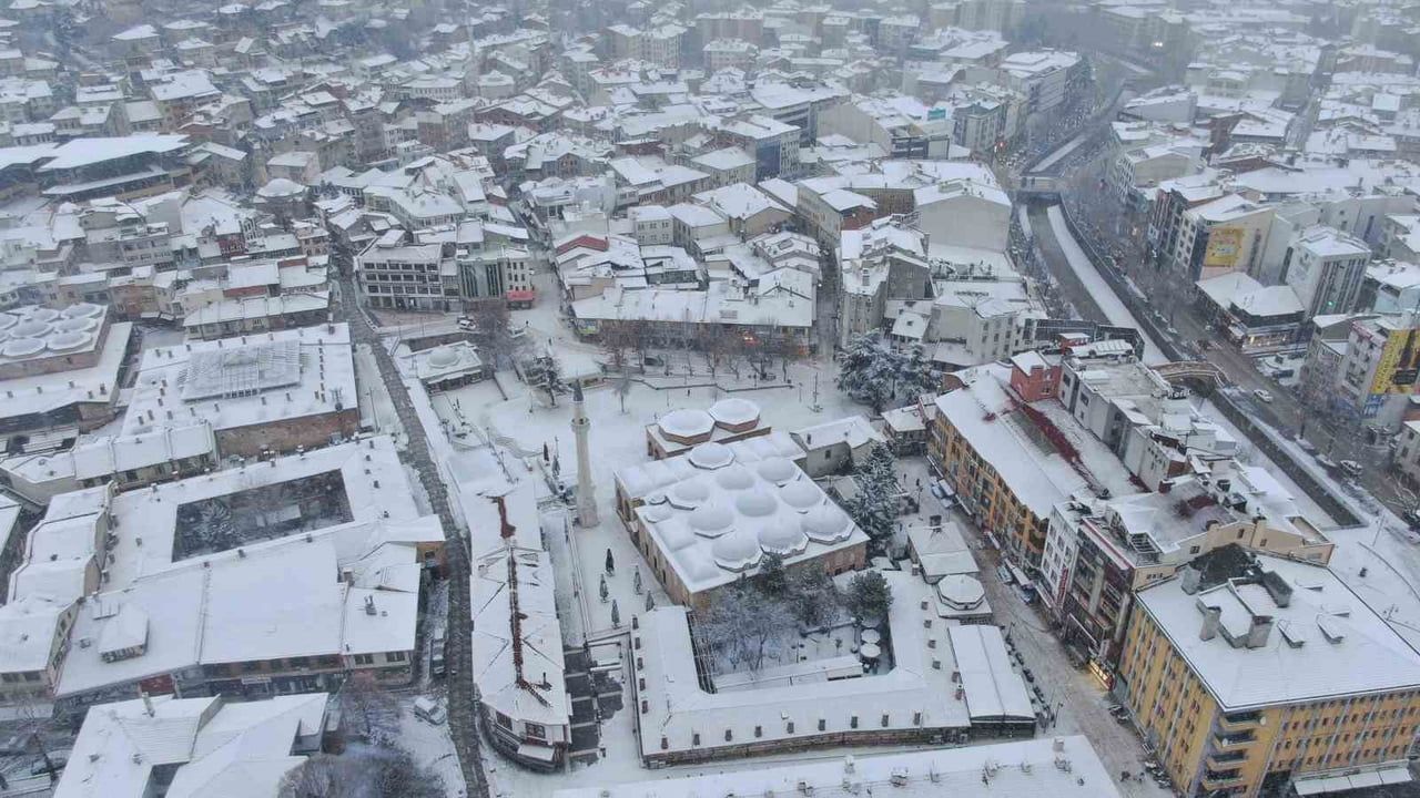Kastamonu'da Kar Yağışı Kent Merkezini Beyaza Bürüdü