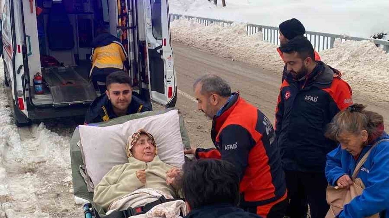 Kastamonu'da Karla Kapanan Köyde Rahatsızlanan Yaşlı AFAD ile Hastaneye Ulaştırıldı
