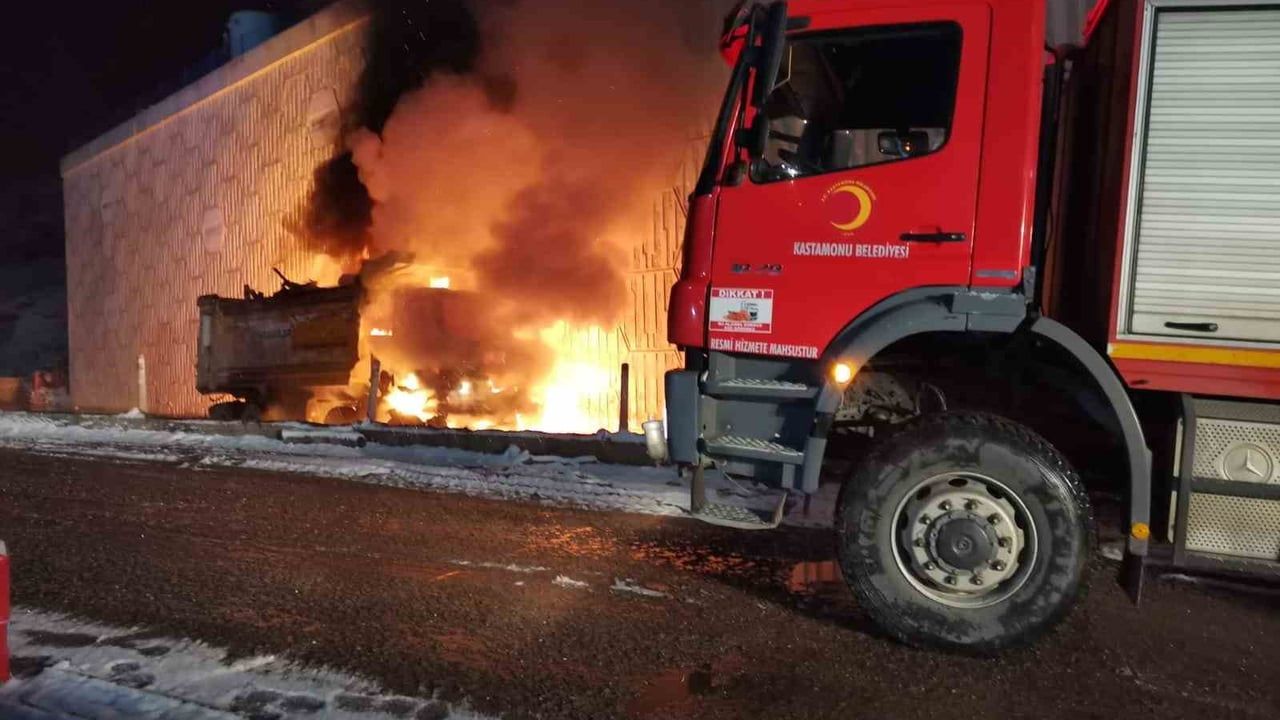 Kastamonu’da Kereste Yüklü Kamyon Alev Alev Yandı