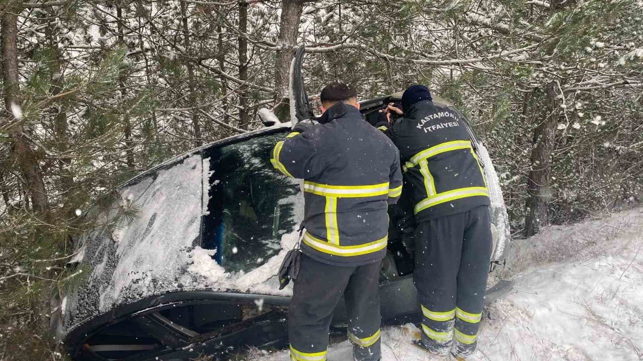Kastamonu'da Otomobil Şarampole Yuvarlandı: 2 Yaralı