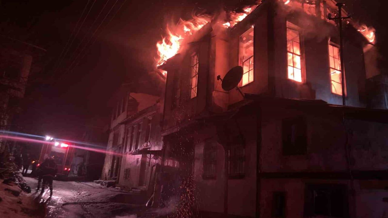 Kastamonu'da Tarihi Üç Katlı Konak Yangında Küle Döndü