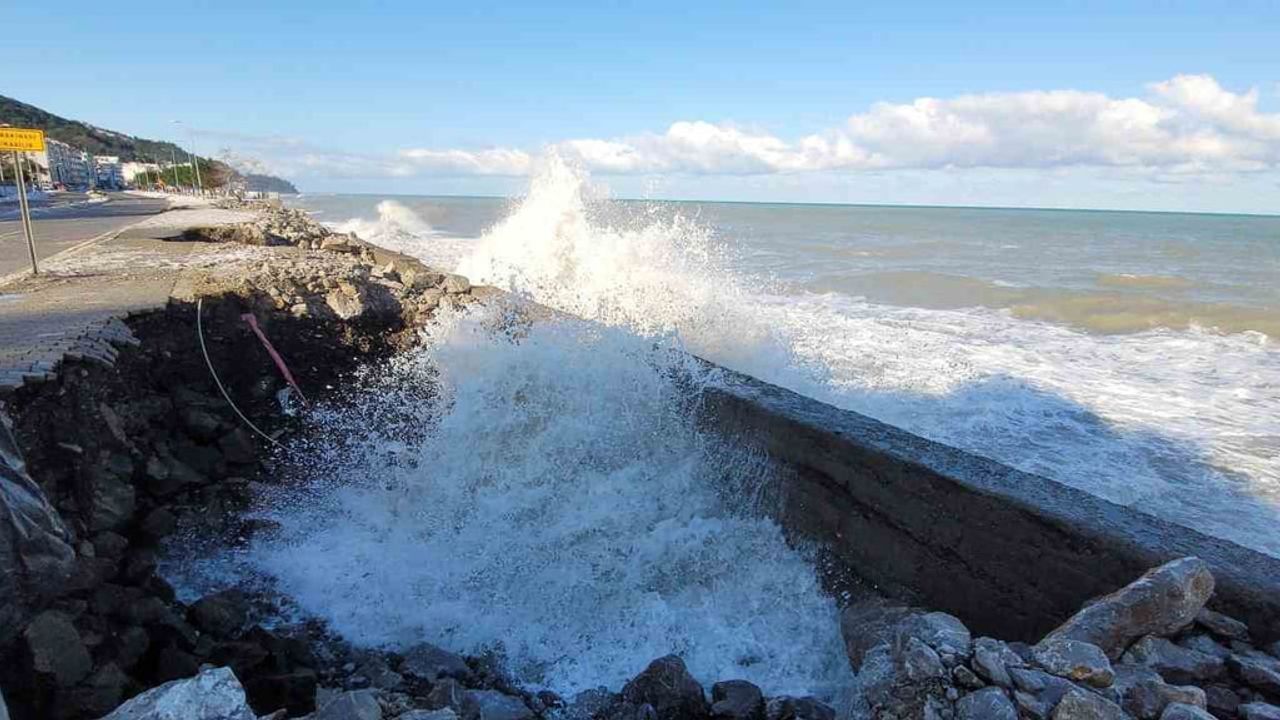 Kastamonu İnebolu'da Dev Dalgalar Sahil Kaldırımlarına Hasar Verdi