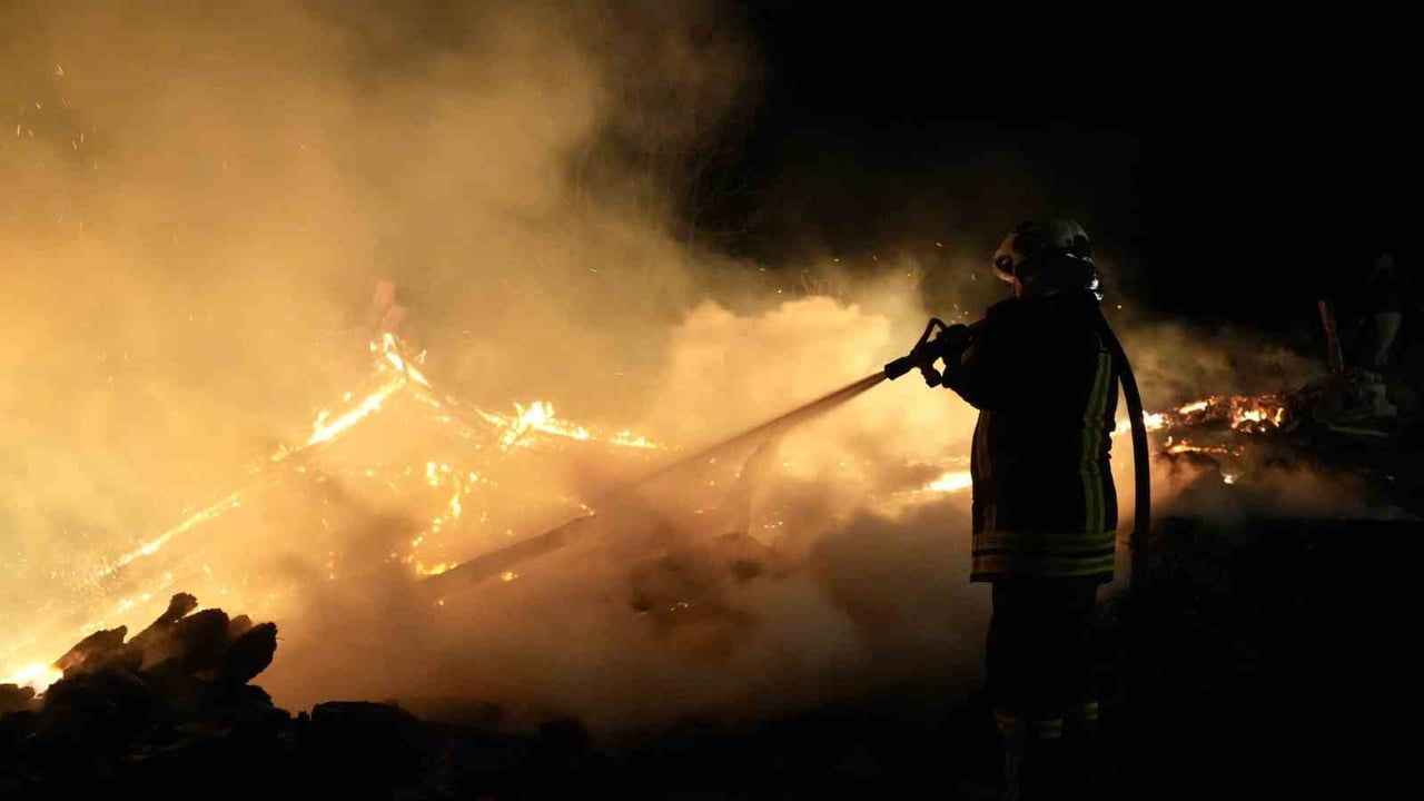 Kastamonu Karaçomak'ta yangın: 1 ev ve 2 samanlık küle döndü, 2 ev zarar gördü
