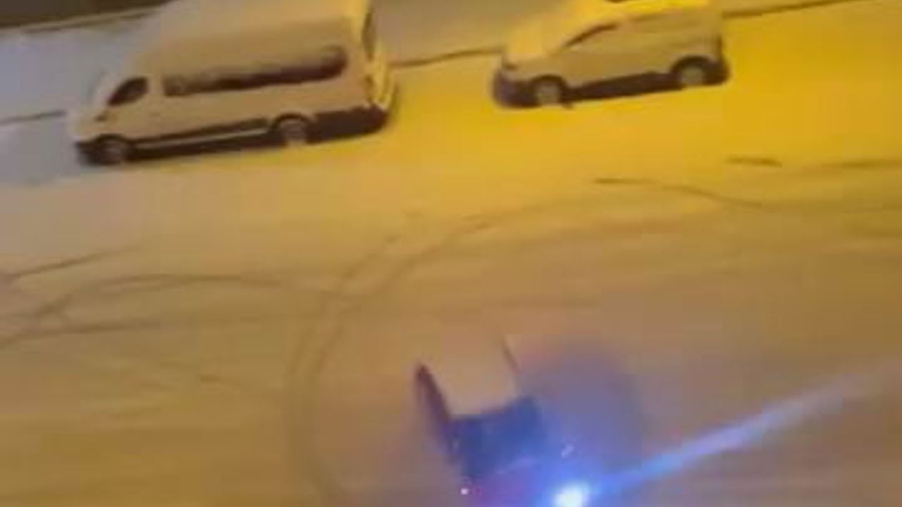 Kayapınar'da Kar Üzerinde Tehlikeli Drift Anı Cep Telefonunda
