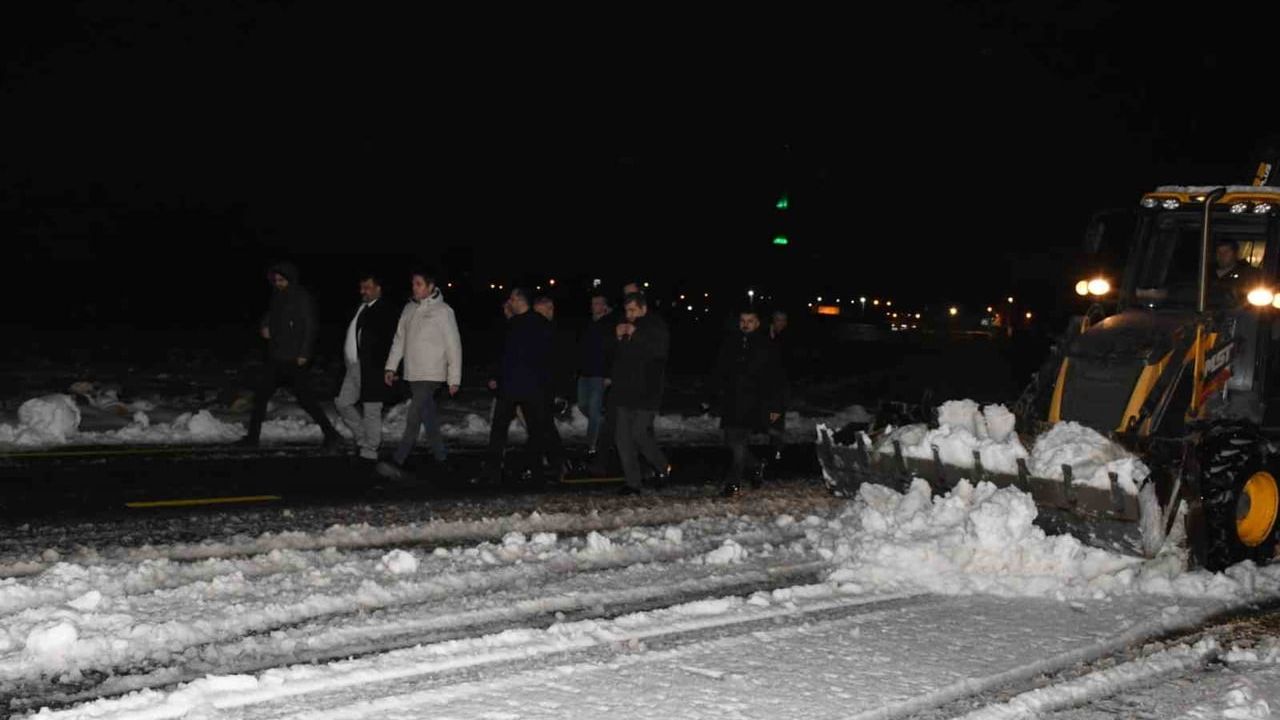 Kaymakam Çakır Nusaybin'de Karla Mücadeleyi Yerinde Denetledi