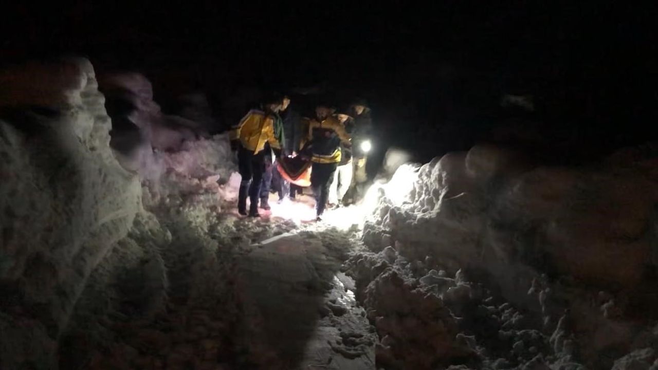 Kaymakam Mehmet Furkan Taşkıran Beytüşşebap'ta Karlı Yollarda Hasta Kurtarma Operasyonuna Katıldı