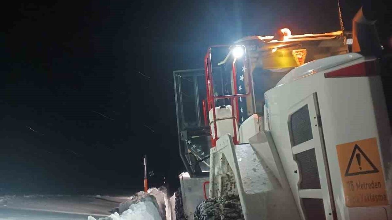 Kayseri'de 1 Metreyi Aşan Karda Büyükşehir 118 Mahalle Yolunu Ulaşıma Açtı