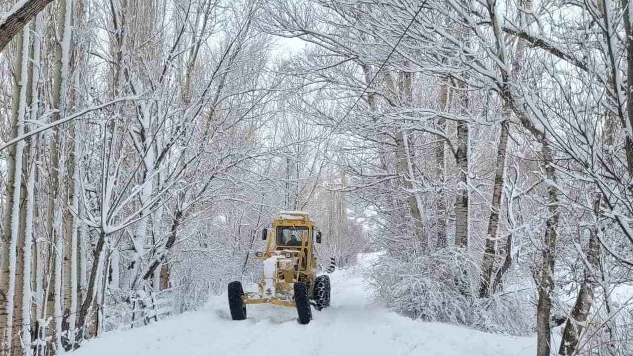 Kayseri'de 149 Mahallede Ulaşım Kapalı — Karla Mücadele Aralıksız
