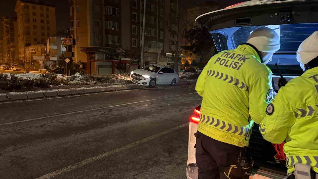 Kayseri'de Alkollü Sürücü Ağaç ve Aydınlatma Direğine Çarptı — 1.42 Promil