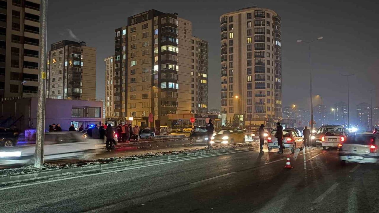 Kayseri'de Aydınlatma Direği Devrildi: Melikgazi'de Art Arda 3 Kaza