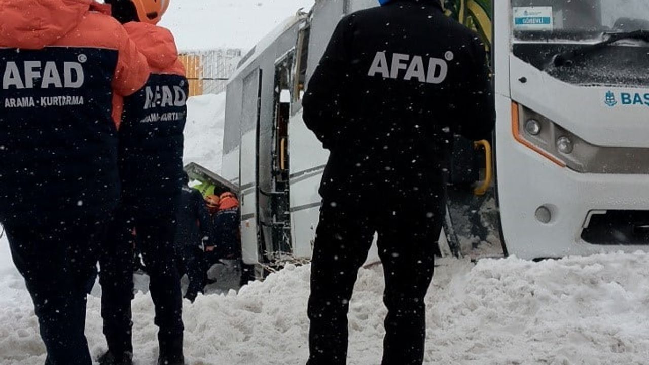 Kayseri'de cenaze taşıyan minibüs devrildi: 22 yaralı